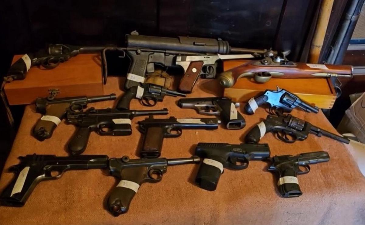 Incautaron un arsenal militar y elementos con simbología nazi en la casa de un anciano en Flores.