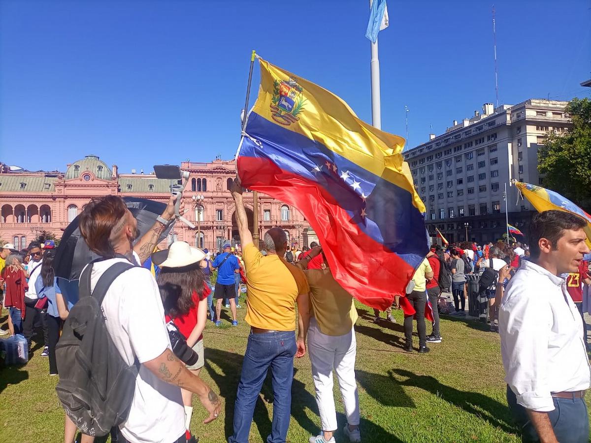 FOTO: Principales ciudades del país marchan en apoyo a la democracia venezolana