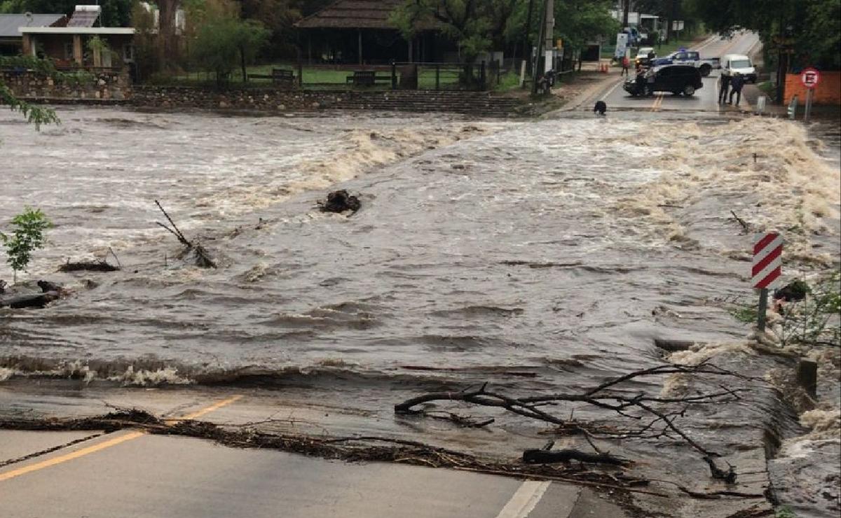 FOTO: El Puente 9 de Julio, en La Bolsa, cerrado por la crecida. (Foto: gentileza)