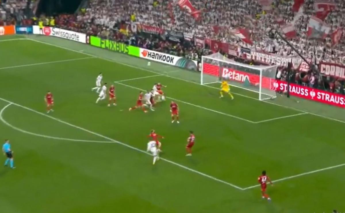 Emiliano Buendía anotó un golazo para el Villa. (Captura)