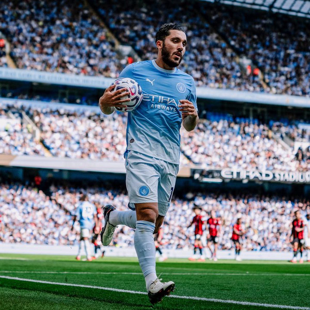 Rayan Cherki durante el último partido del Manchester City.