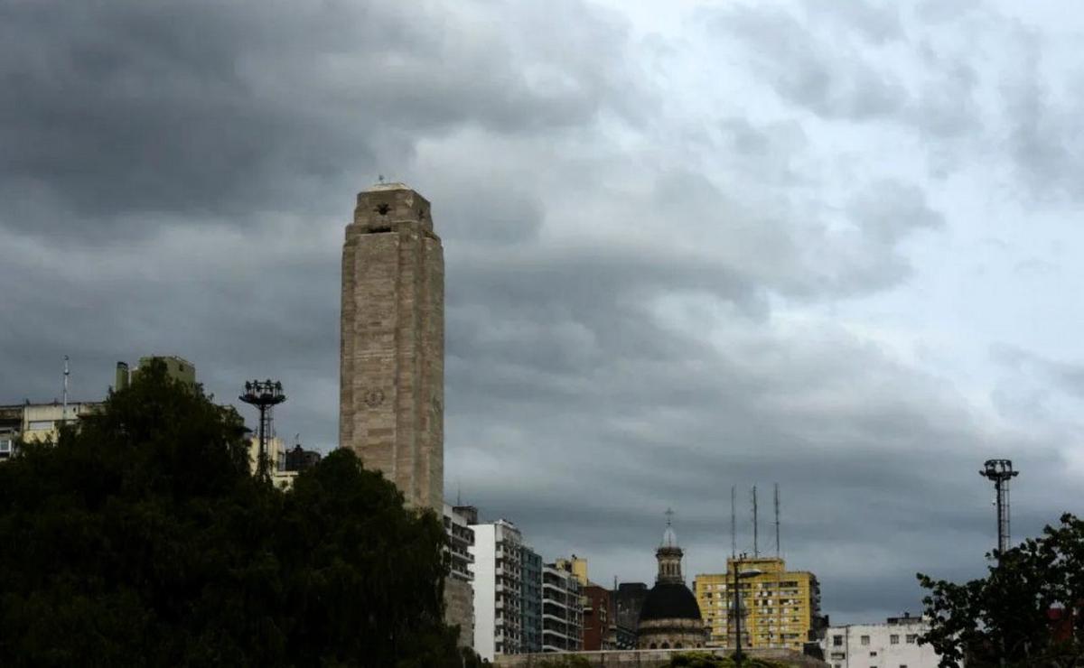 El Monumento a la Bandera de Rosario en un día nublado.