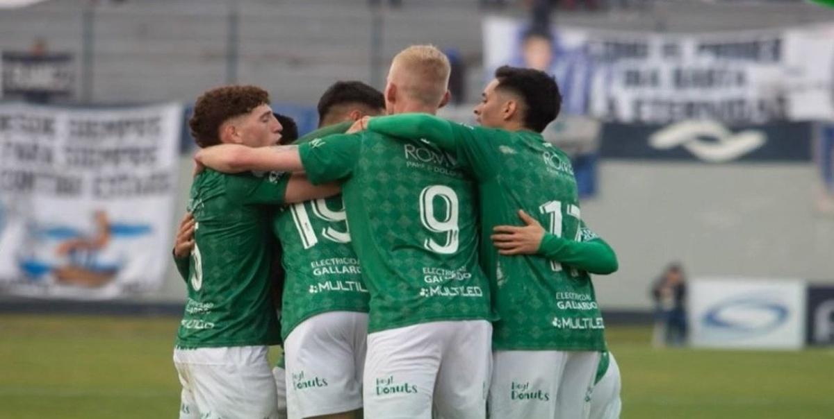 Ferro lidera en la Zona A y sueña con el regreso a Primera División.