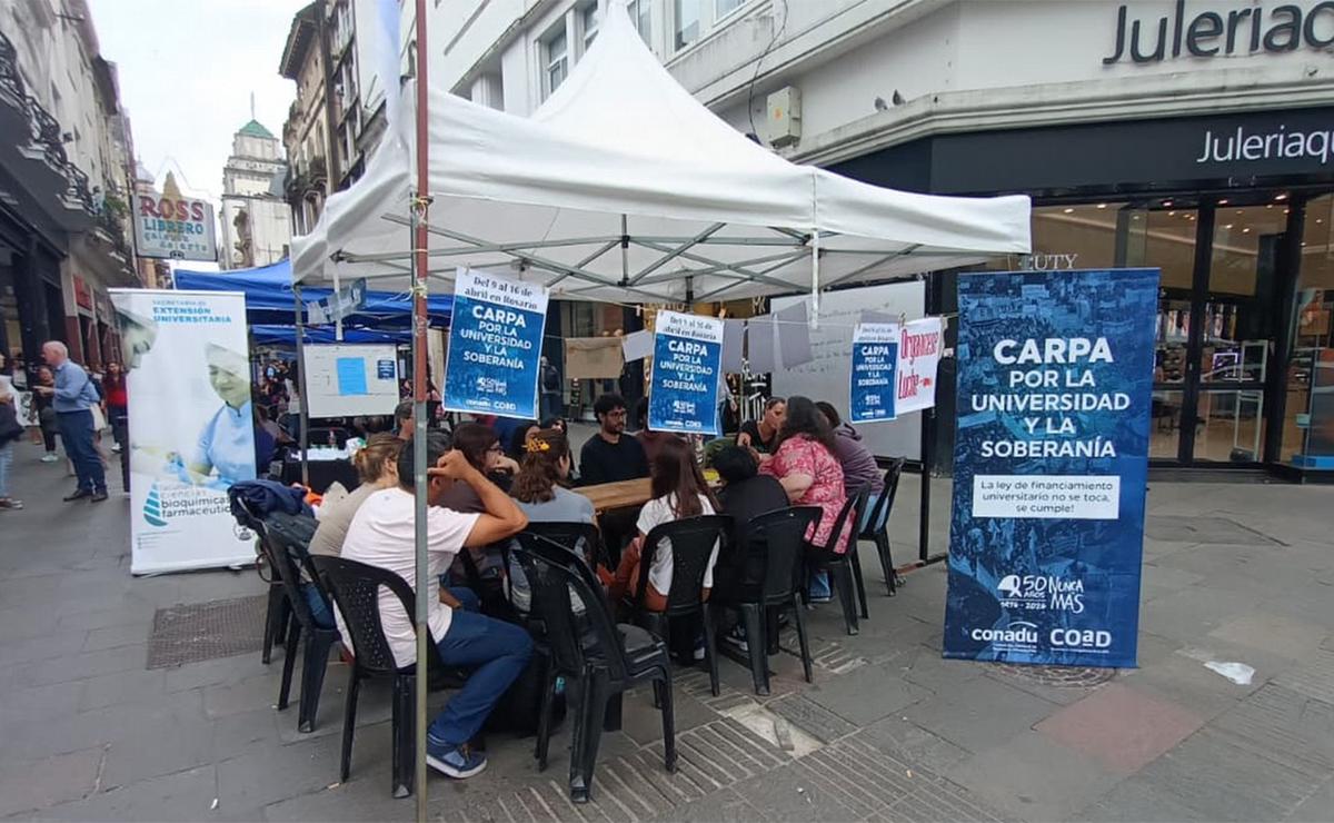 Carpa universitaria en Rosario: se intensifica reclamo por salarios y recursos.