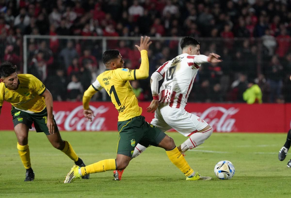 Instituto recibe a Defensa y Justicia en Alta Córdoba. (Daniel Cáceres/Cadena 3)