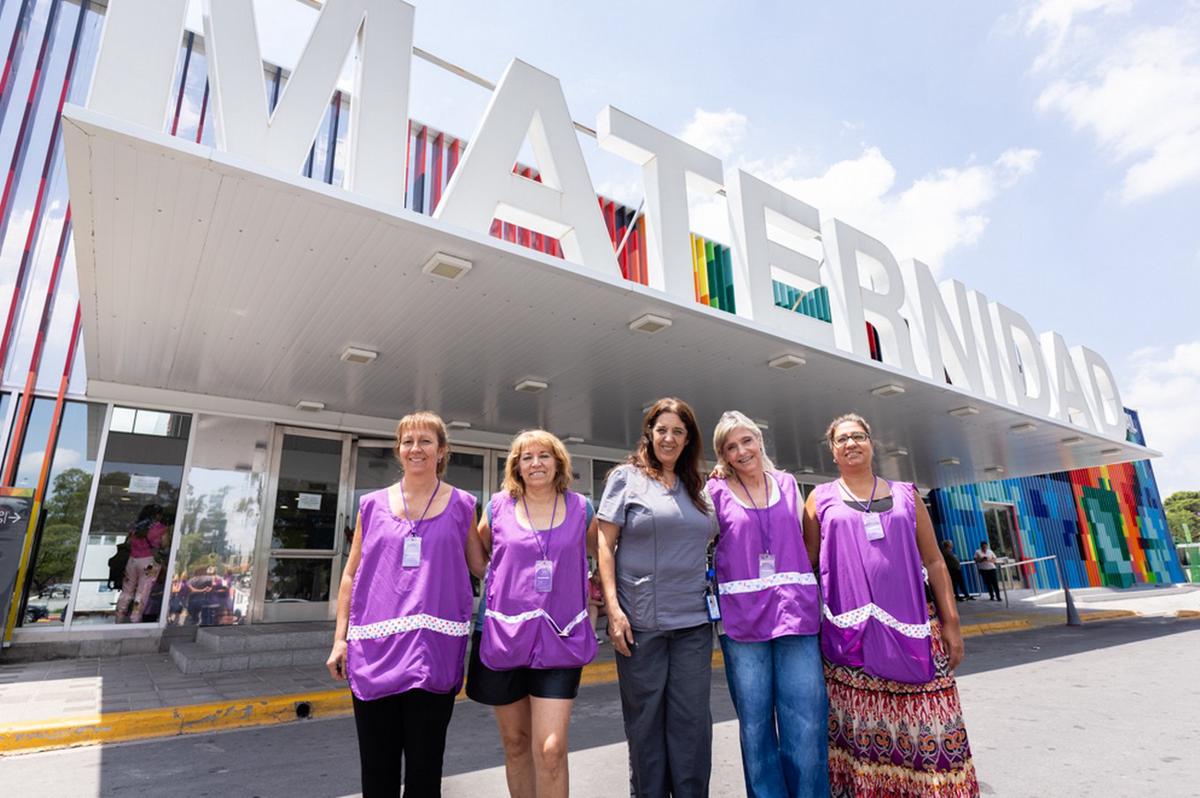 La tarea de las voluntarias abrazadoras en la Nueva Maternidad. (Foto: Gob. Córdoba)