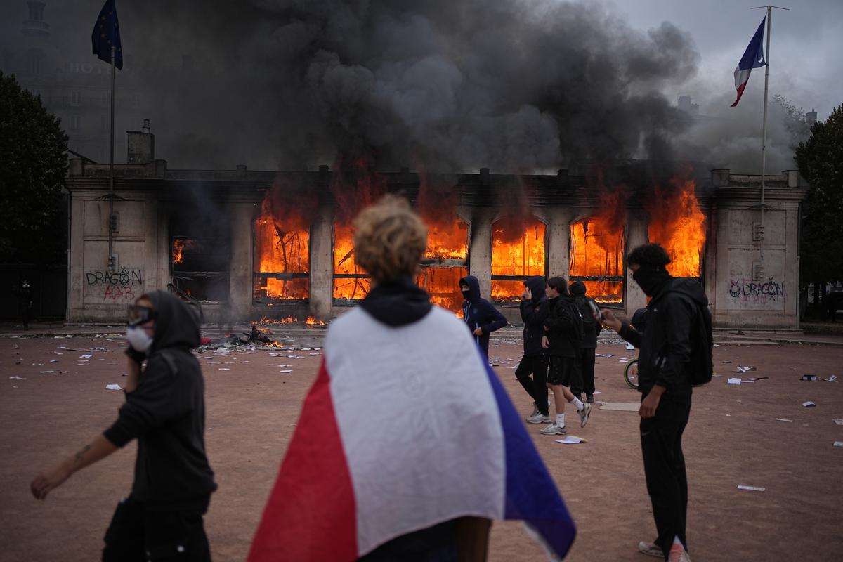 De Francia a Albania, el malestar social enciende las calles de Europa