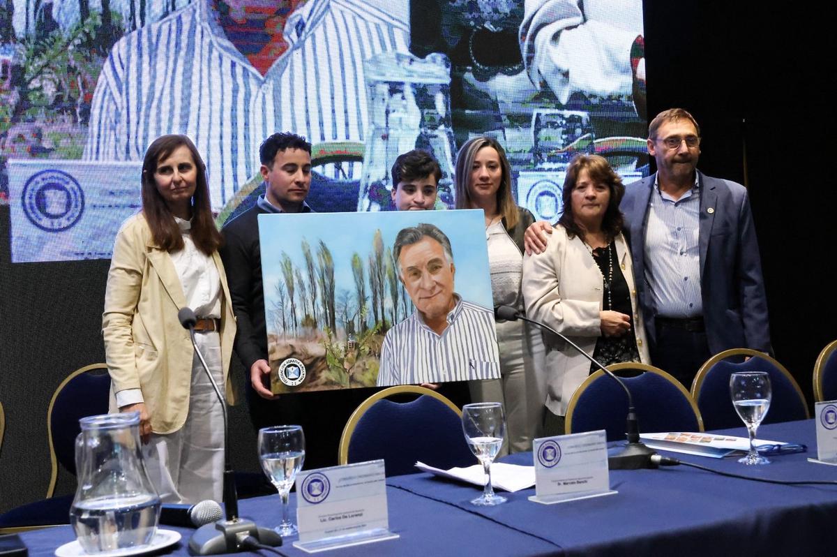 FOTO: La familia del recordado Carlos Achetoni fue homenajeada en la Asamblea