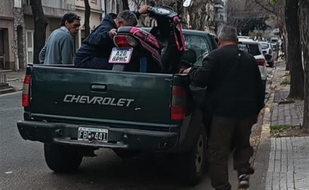 Rosario: choque entre un auto y una moto demoró tránsito en Zeballos al 2700.-