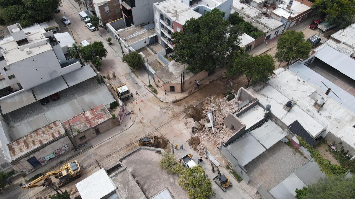 FOTO: Demolieron la casona afectada por un caño roto en Güemes. (Daniel Cáceres/Cadena 3)