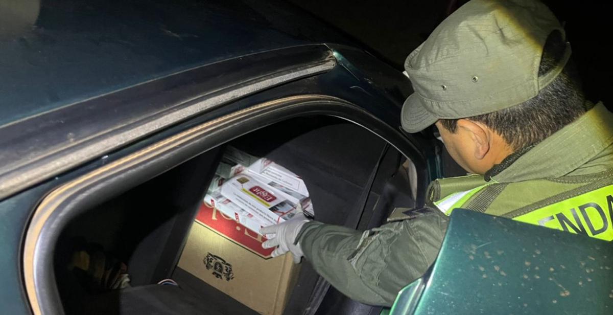 Embistieron un control de Gendarmería: llevaban 5 mil paquetes de cigarrillos y un arma