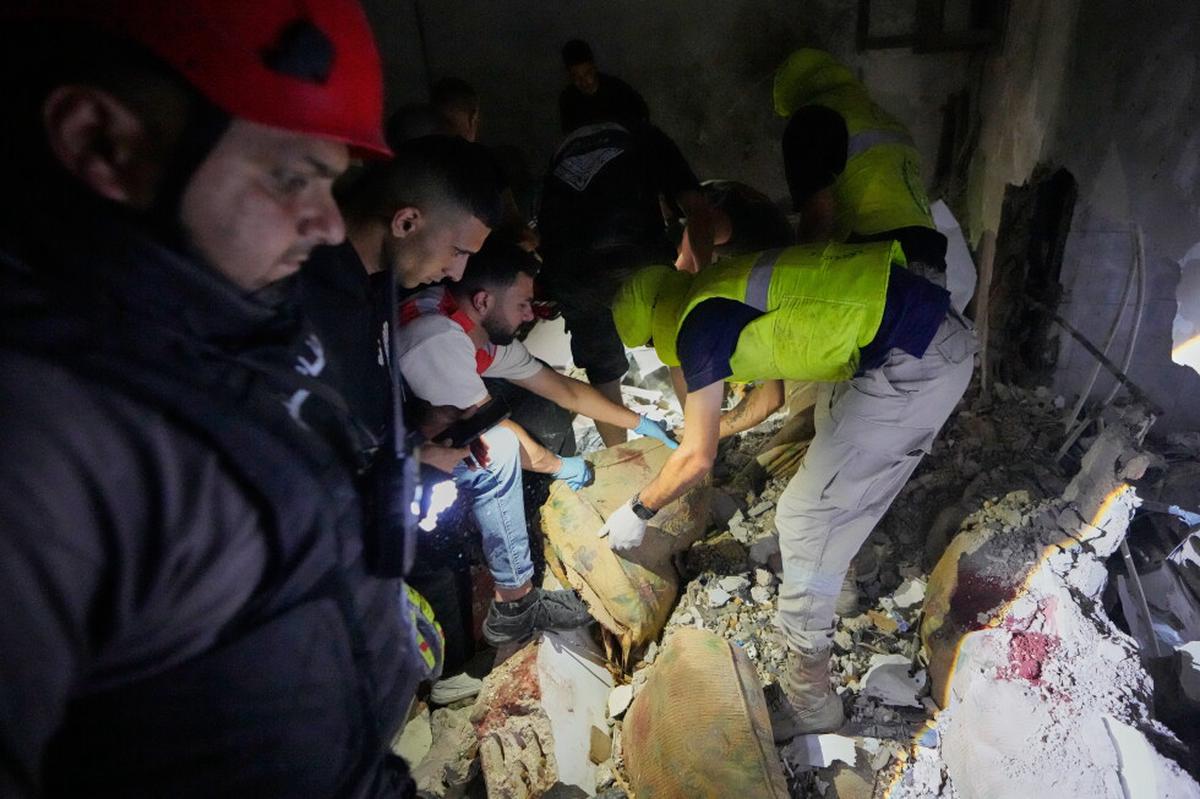 Ataques israelíes matan al menos a 8 personas en una ciudad libanesa antes de diálogos en Washington