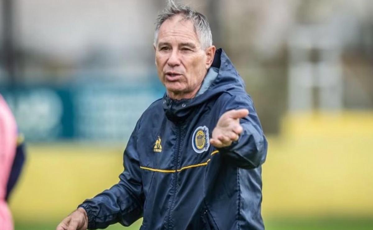 Ariel Holan dejó de ser el entrenador de Rosario Central.