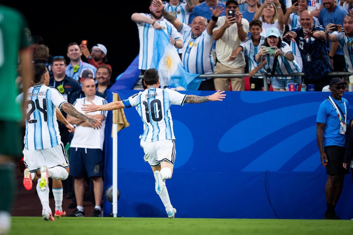 FOTO: El capitán argentino, Lionel Messi, festeja su segundo gol. 