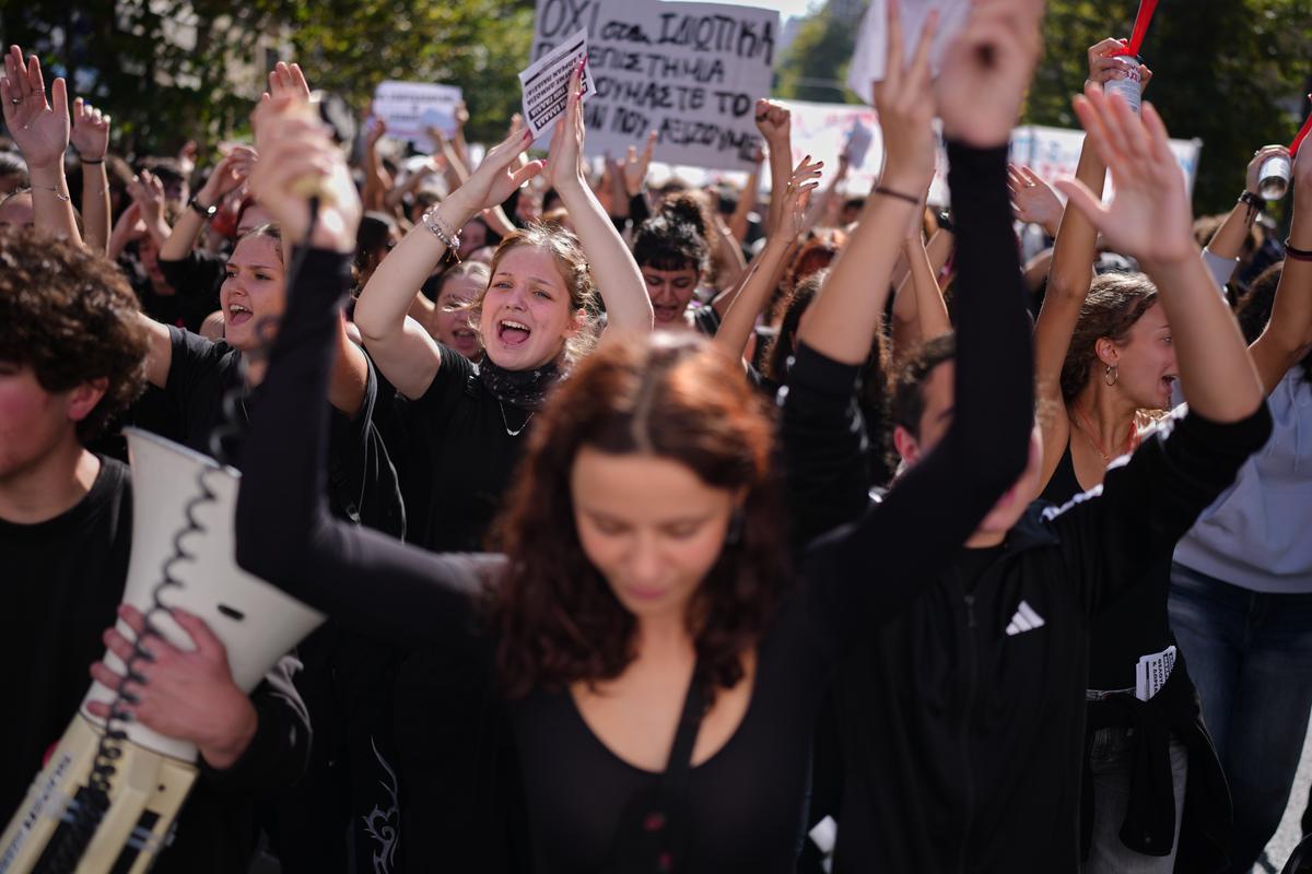Miles de estudiantes y maestros marchan por Atenas para protestar por el alto costo de vida