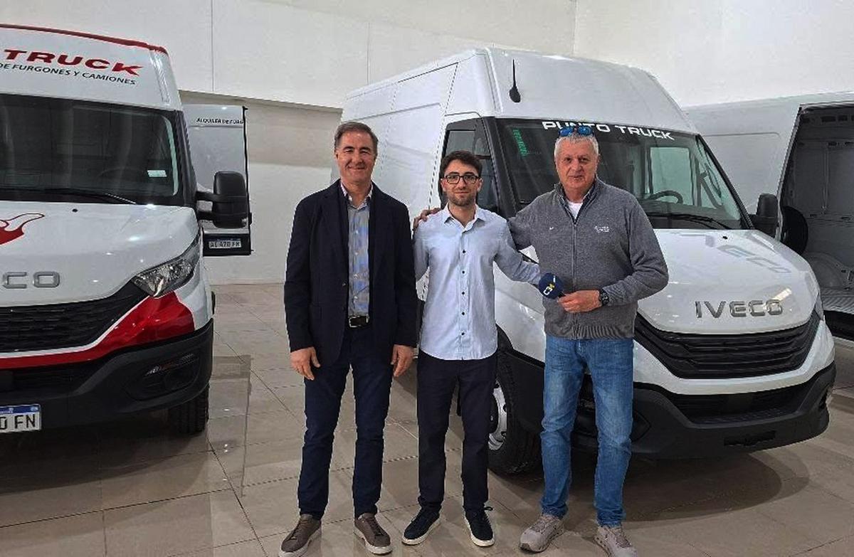 Diego y Mateo Miceli junto a C3 en la presentación del nuevo Iveco Daily Hi-Matic.