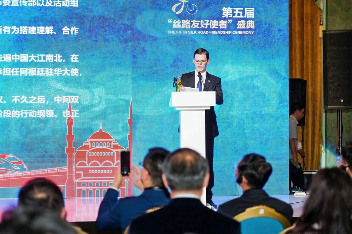 China distinguió a Sabino Vaca Narvaja, ex embajador argentino.