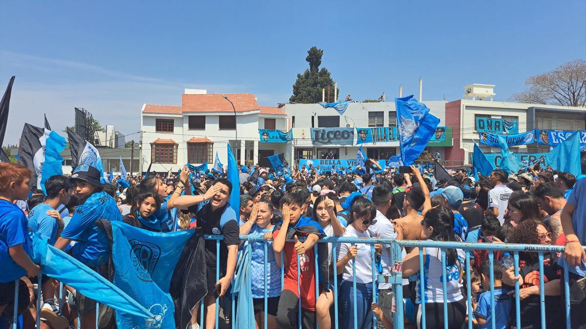 FOTO: Banderazo de Belgrano antes del clásico. 