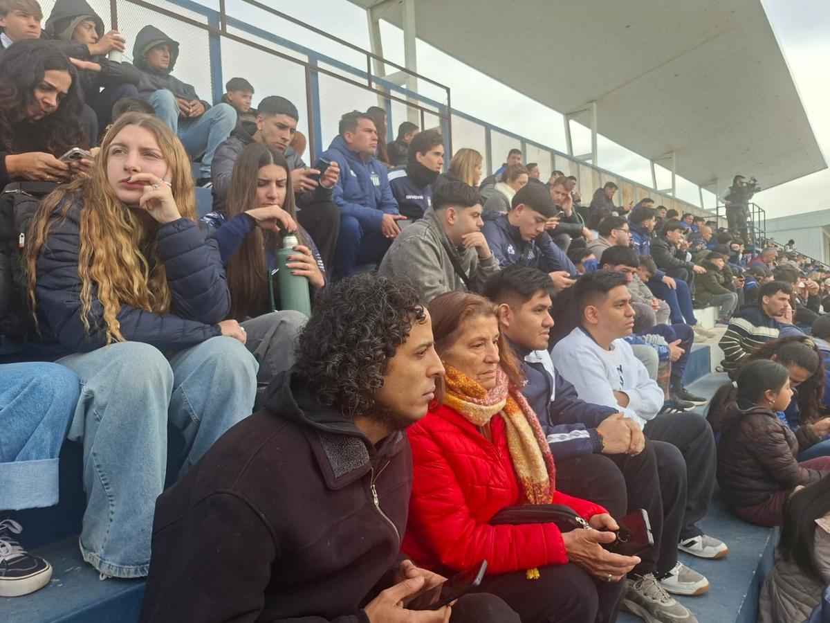 El plantel albiazul entrenó en el CARD junto a sus socios.