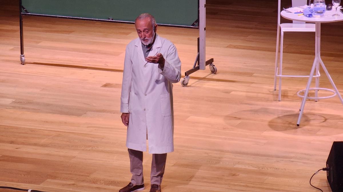 FOTO: El doctor Miroli expuso en un Teatro Comedia colmado. 