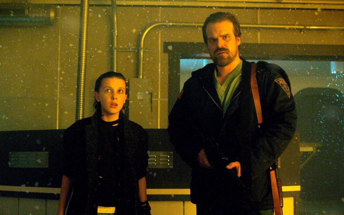 Millie Bobby Brown denunció a David Harbour por acoso psicológico y maltratos en el set de Stranger Things