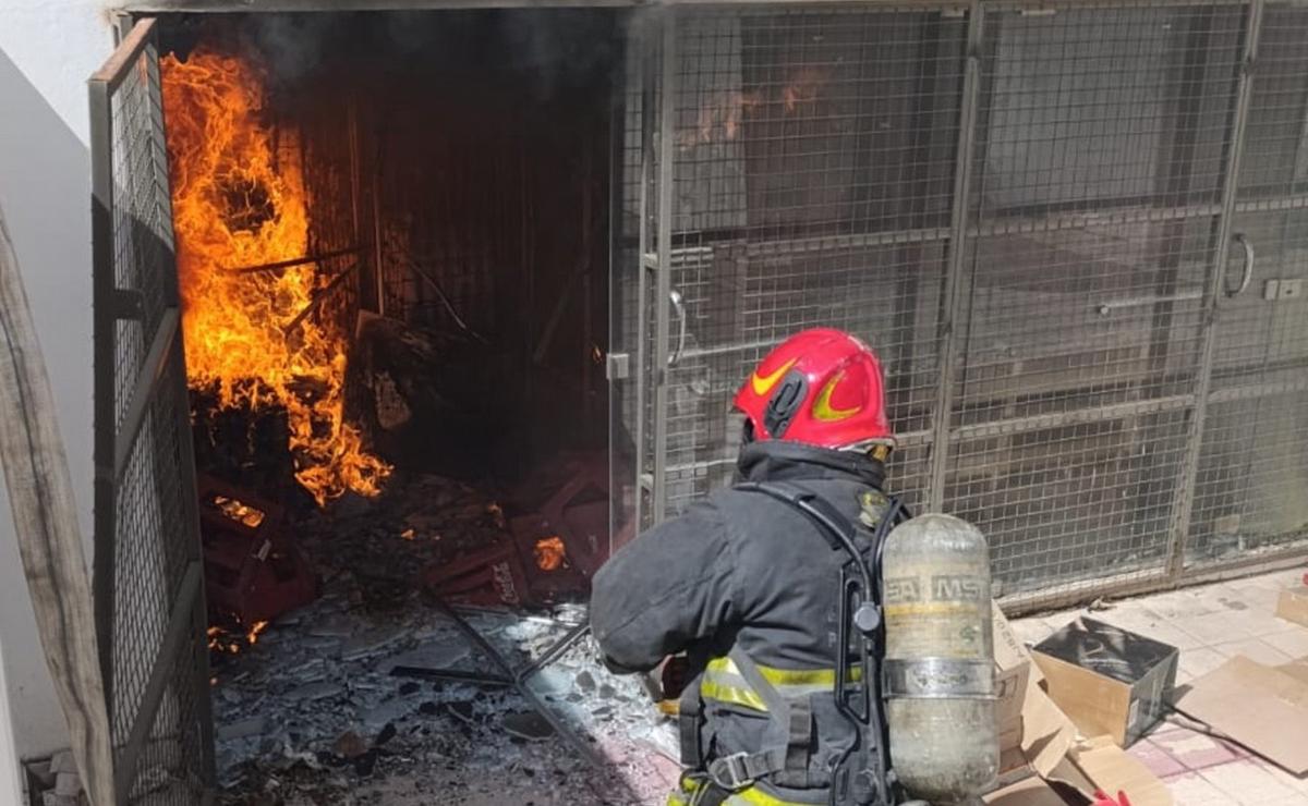 FOTO: Bomberos combatieron un incendio en el depósito de Carrefour Express en avenida Colón