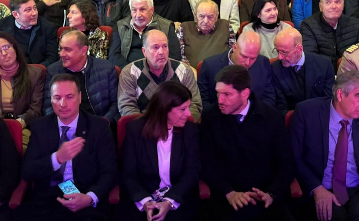 Maximiliano Pullaro junto a intendentes de Santa Fe.