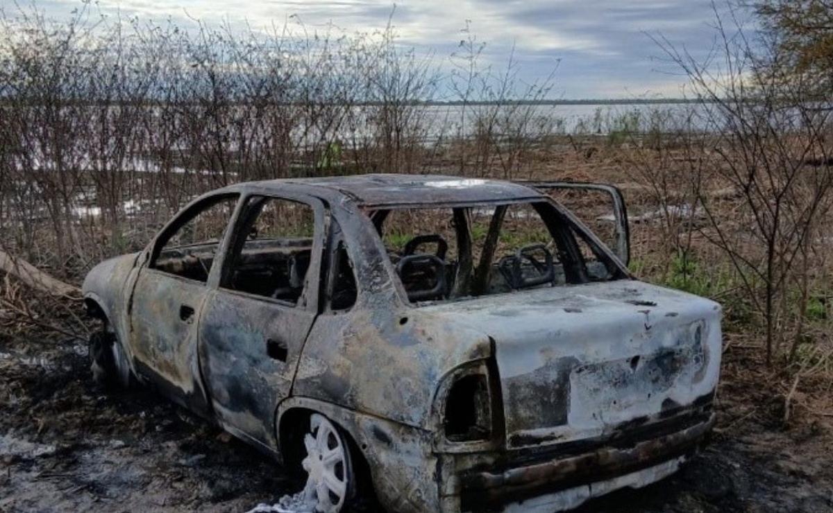 El auto prendido fuego.