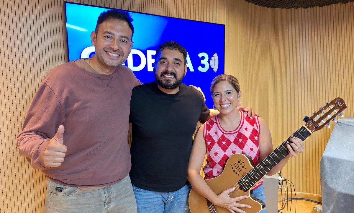 FOTO: Lázaro Caballero llena de folclore del monte los estudios de Cadena 3