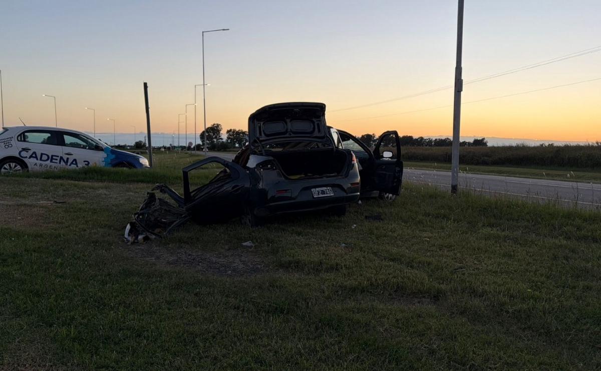 Así quedó el Fiat Siena tras el violento impacto.