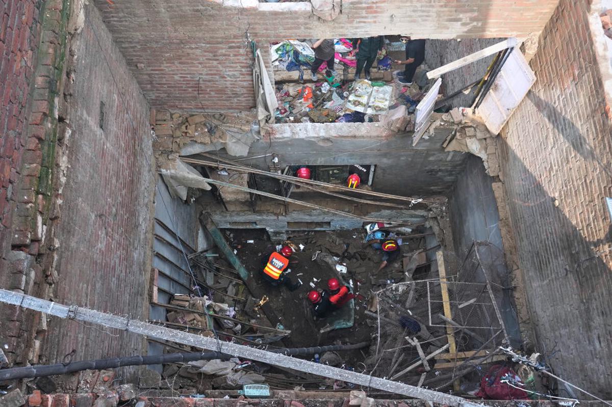 Lluvias monzónicas provocan el derrumbe de una casa en Lahore y matan a 9 miembros de una familia