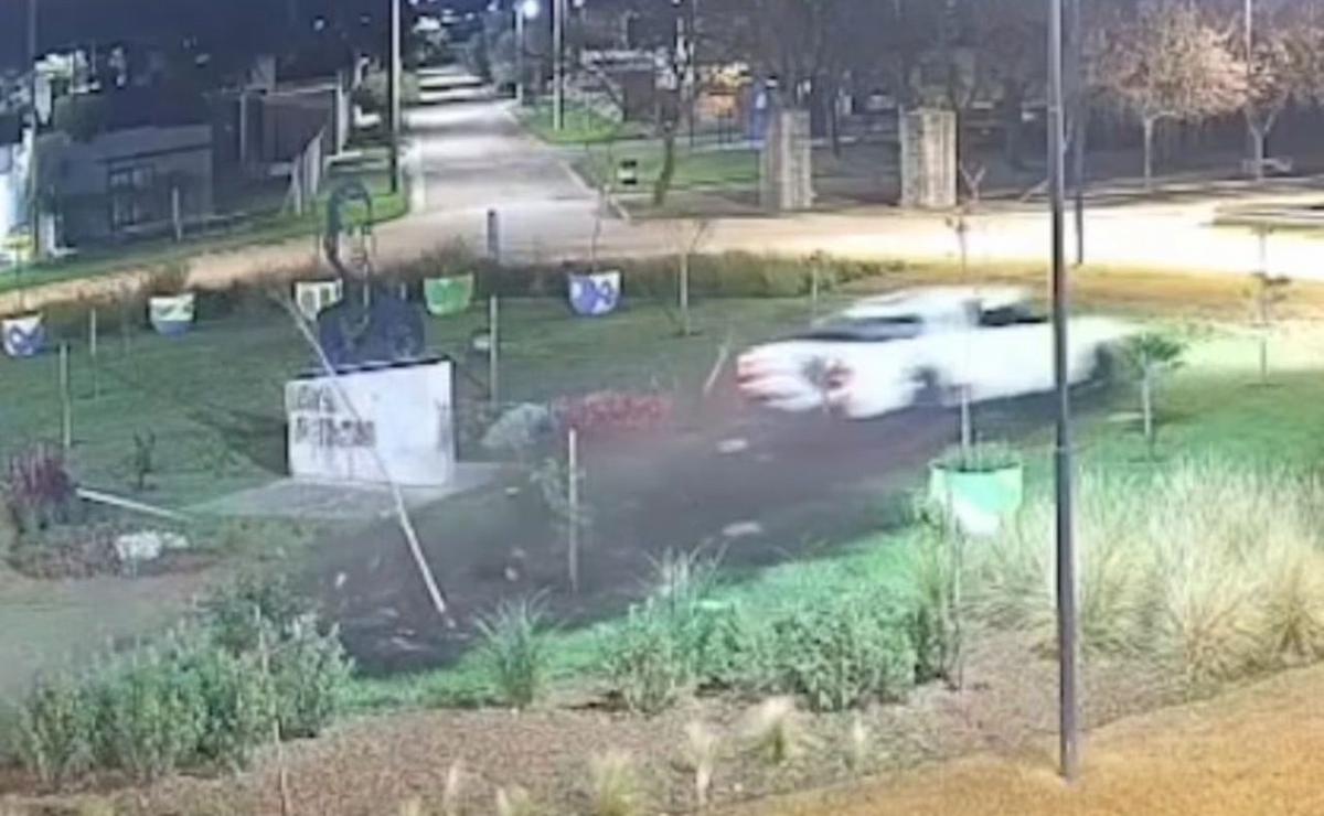 Villa María: cruzó en rojo, perdió el control y chocó contra un guardarraíl.