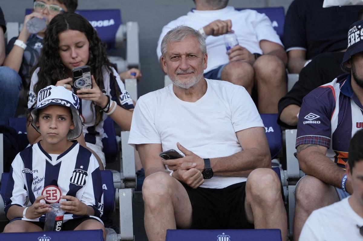 FOTO: Los hinchas albiazules, en una jornada única (foto: Daniel Cáceres).