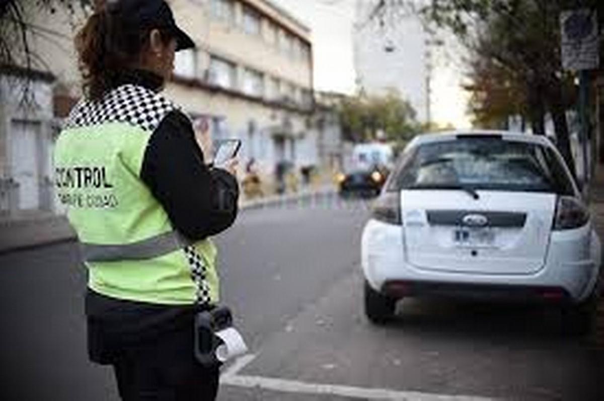 Una inspectora sufre lesiones durante un control vehicular