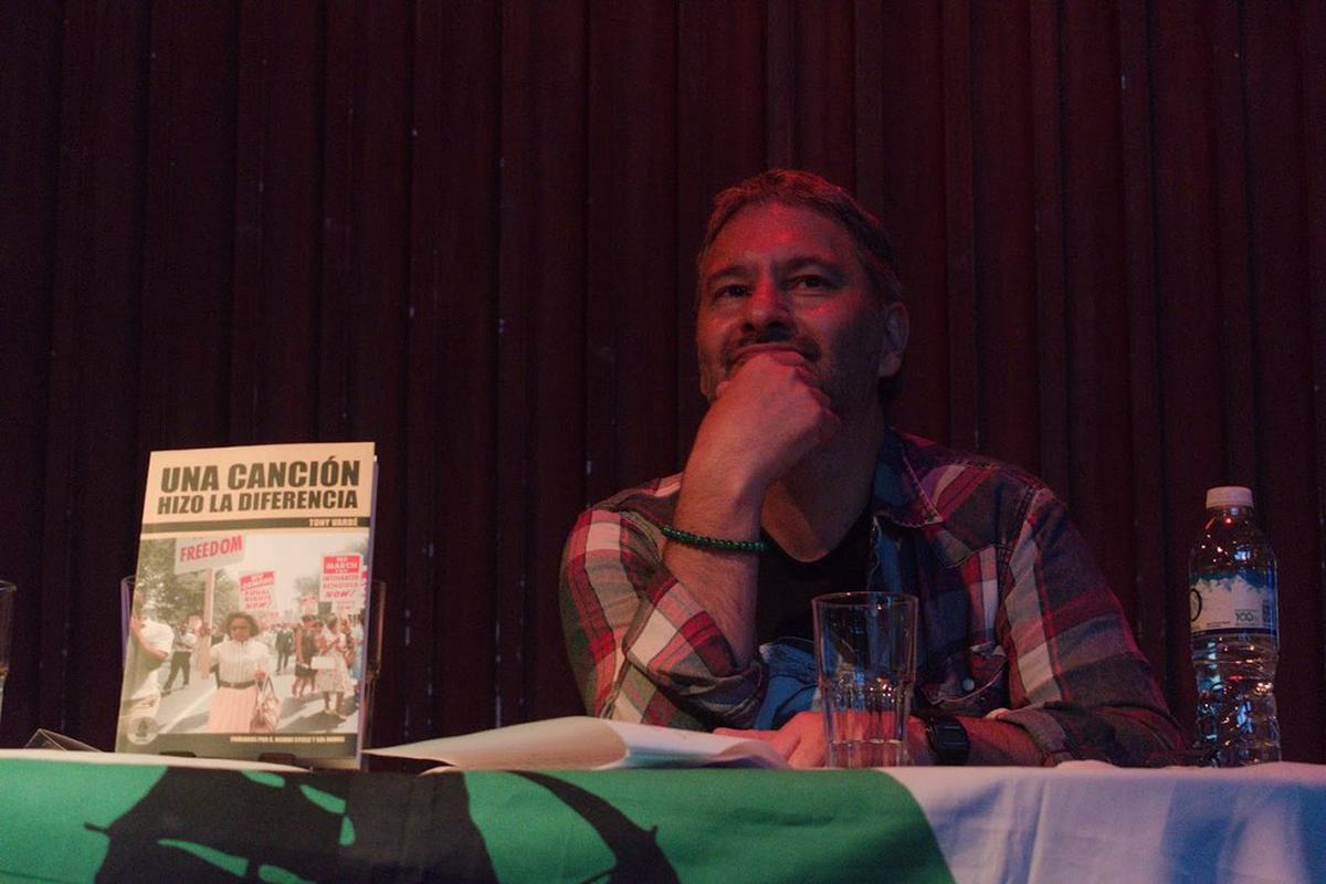 Tony Vardé durante la presentación de su libro.
