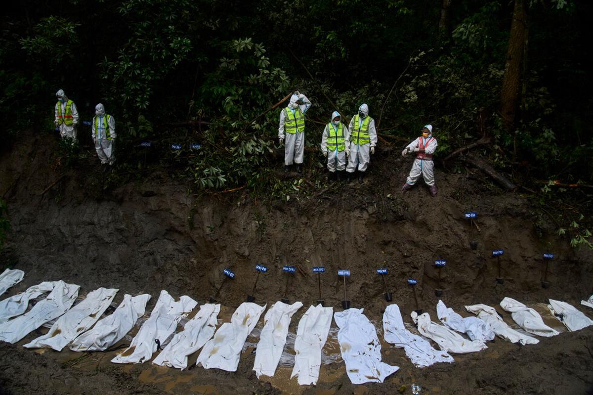 Algunos turistas desaparecidos contactan mientras muertes por inundaciones en Nepal superan 1.100