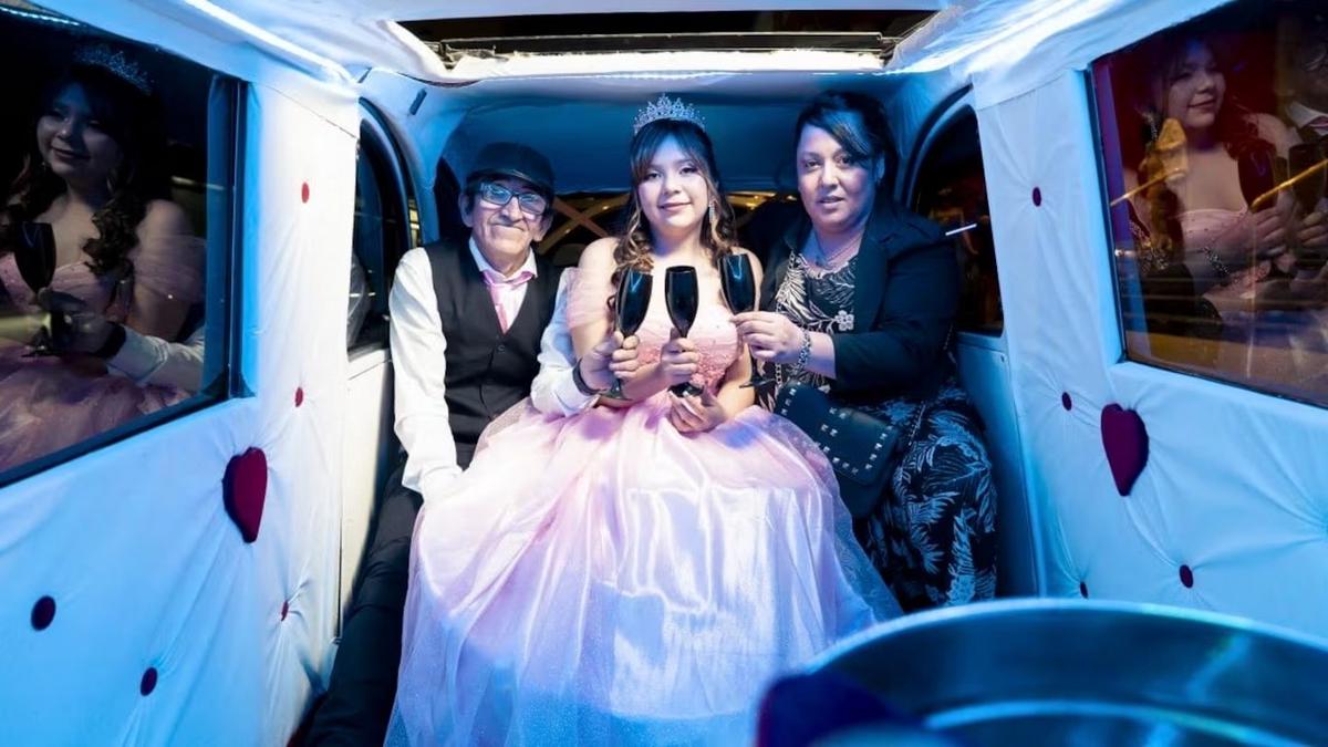 El hombre le dio un especial regalo a su hija.