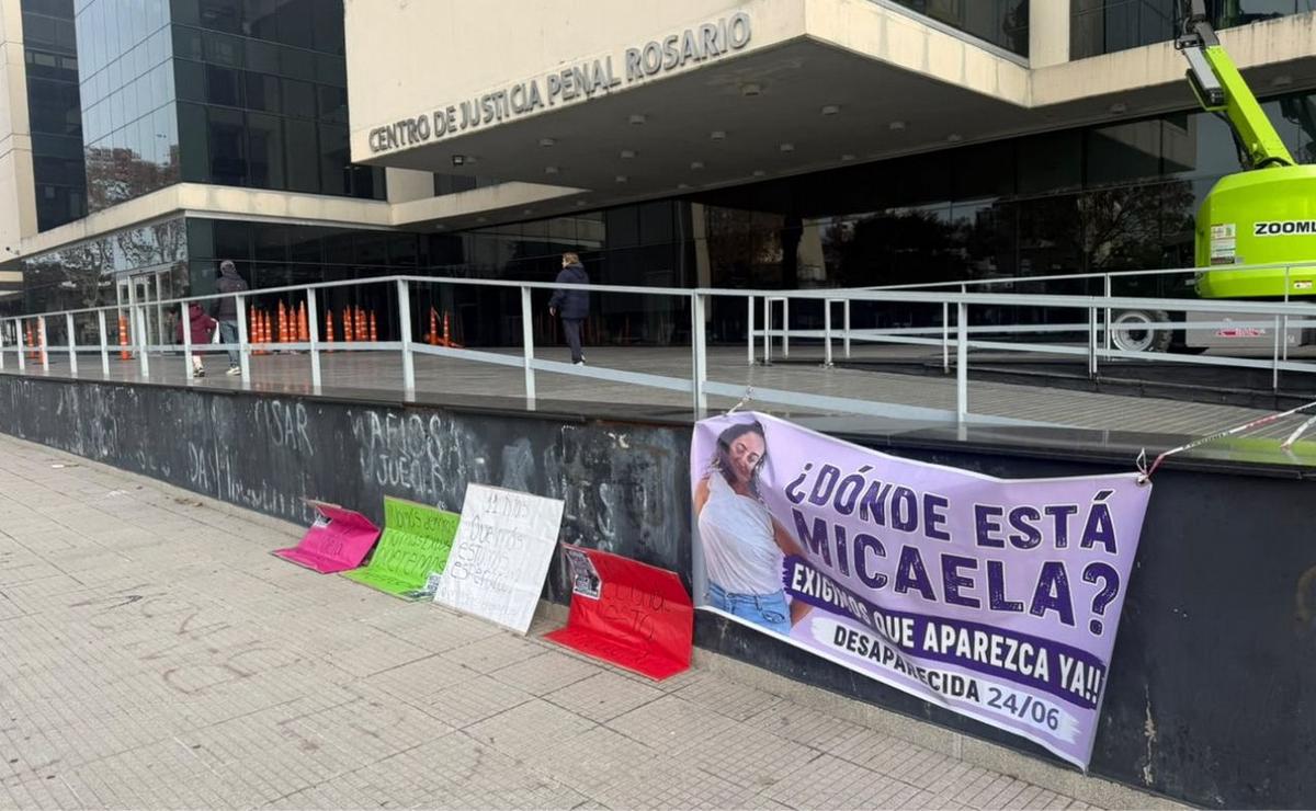 Familiares de Micaela reclaman en el Centro de Justicia Penal.