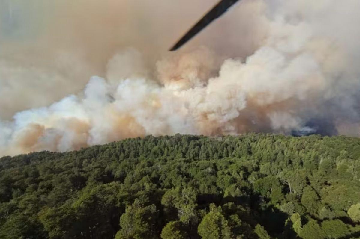 FOTO: El fuego en el Parque Nahuel Huapi avanza y ya quemó más de 2000 hectáreas