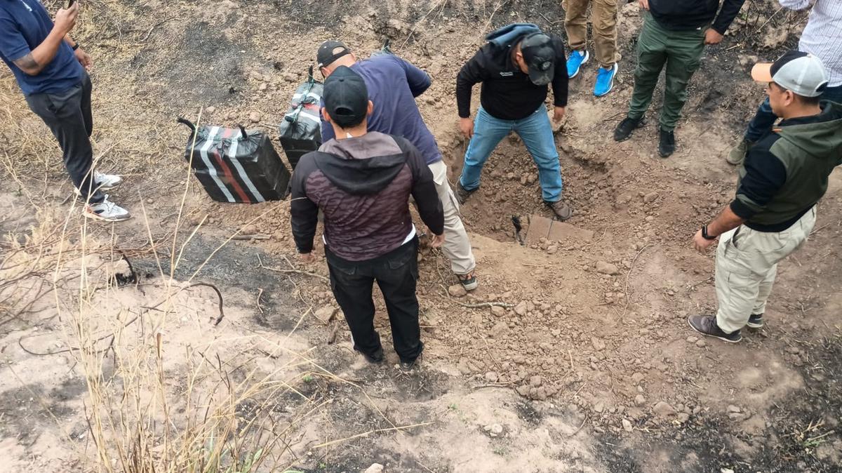 Detuvieron a los pilotos de la narcoavioneta y decomisaron 364 kilos de cocaína.