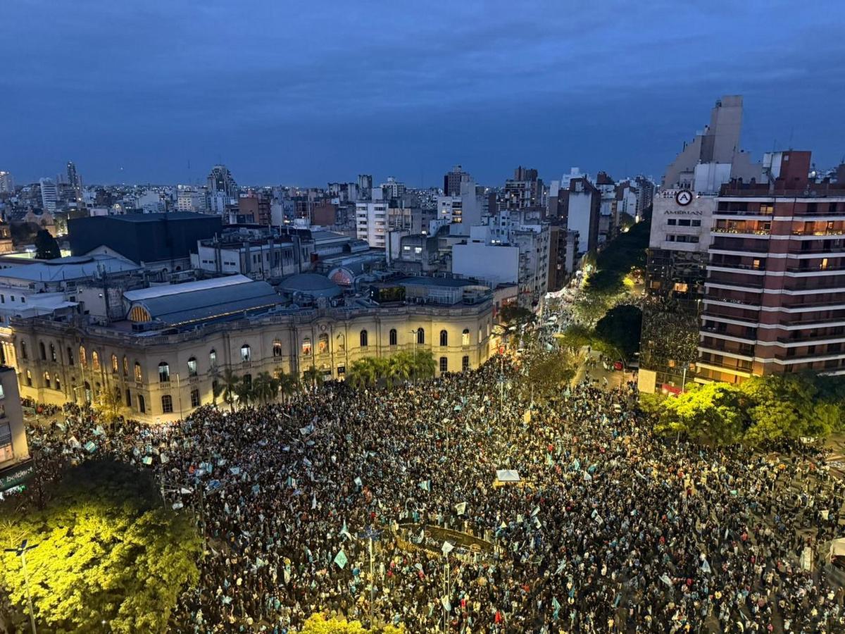 Los hinchas empezaron a copar el Patio Olmos tras el triunfazo de Belgrano.