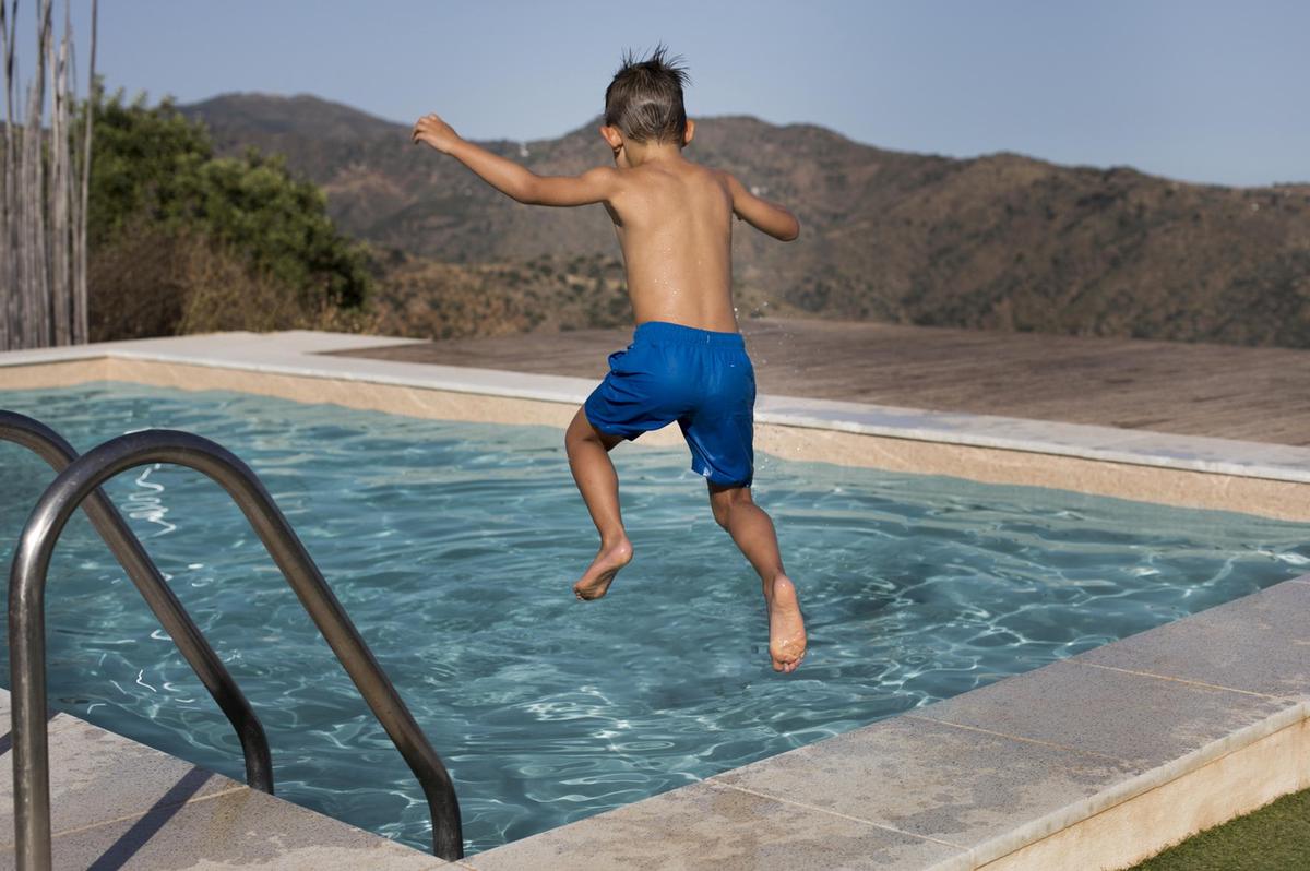 Un niño de 12 años se golpeó en la pileta y fue internado. (Foto: ilustrativa)