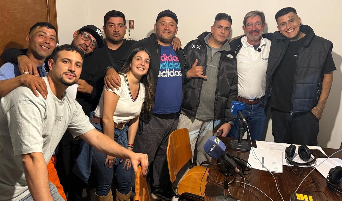 Chema Forte, rodeado de sus nuevos amigos de La Casa Libertad: Volver a Elegir.