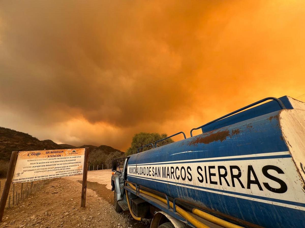 FOTO: El incendio en Capilla del Monte se acerca a San Marcos. (Daniel Cáceres/C3)