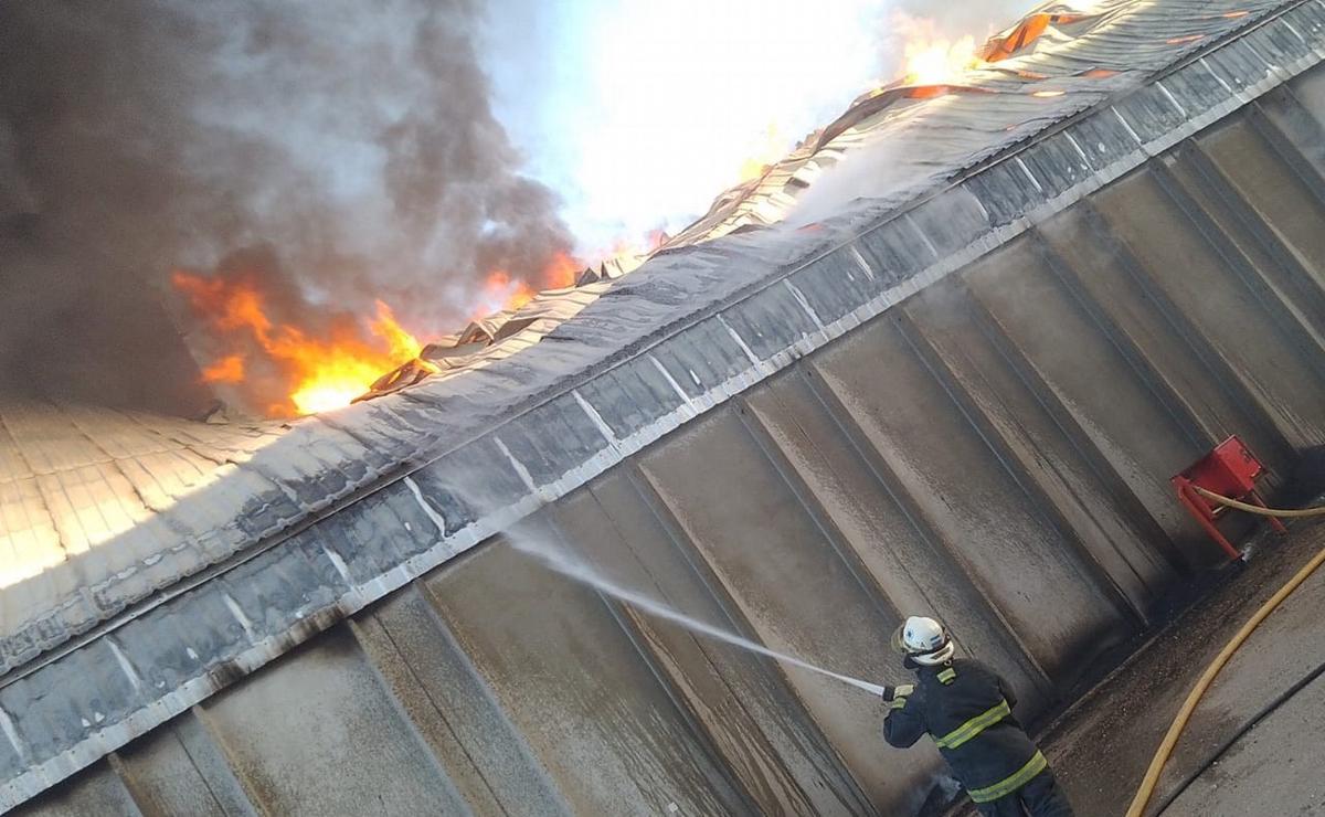 FOTO: El fuego en la celda inició el jueves y seguía activo este viernes. (Foto: Bomberos)