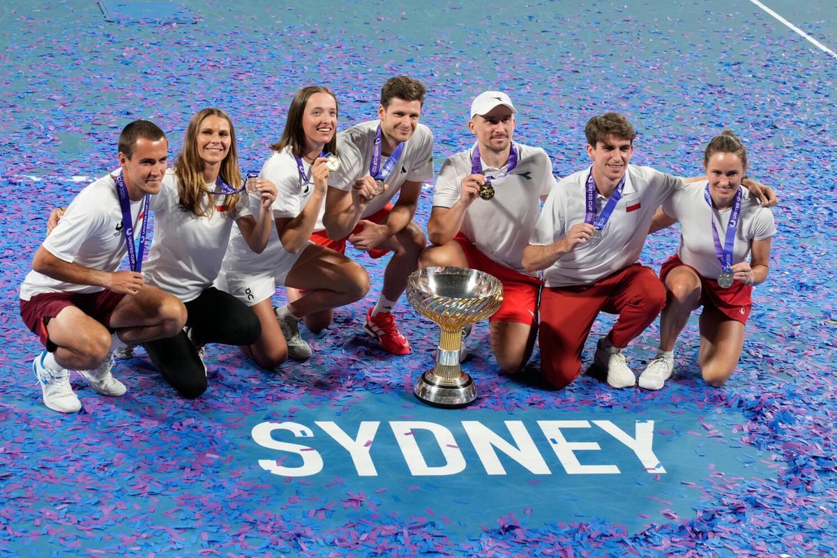 Polonia supera derrota de Swiatek ante Bencic y vence a Suiza en final de la United Cup