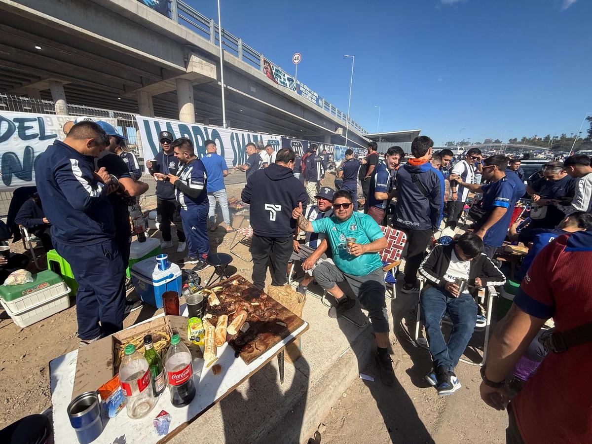 Hinchas de Talleres palpitan el superclásico cordobés. (Daniel Cáceres/Cadena 3)