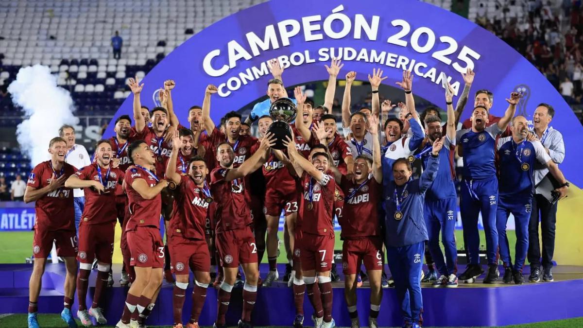 Los jugadores de Lanús festejan la conquista de la Copa Sudamericana 2025.