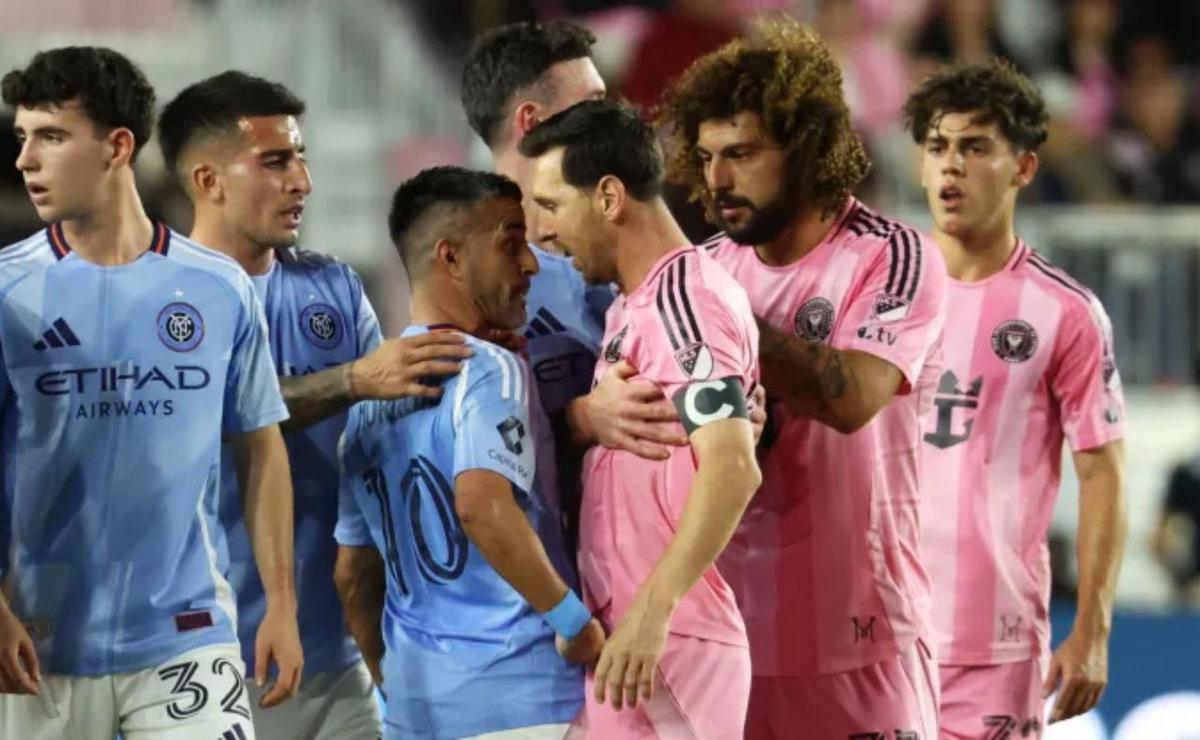 Messi y un duro cruce con Maxi Moralez.