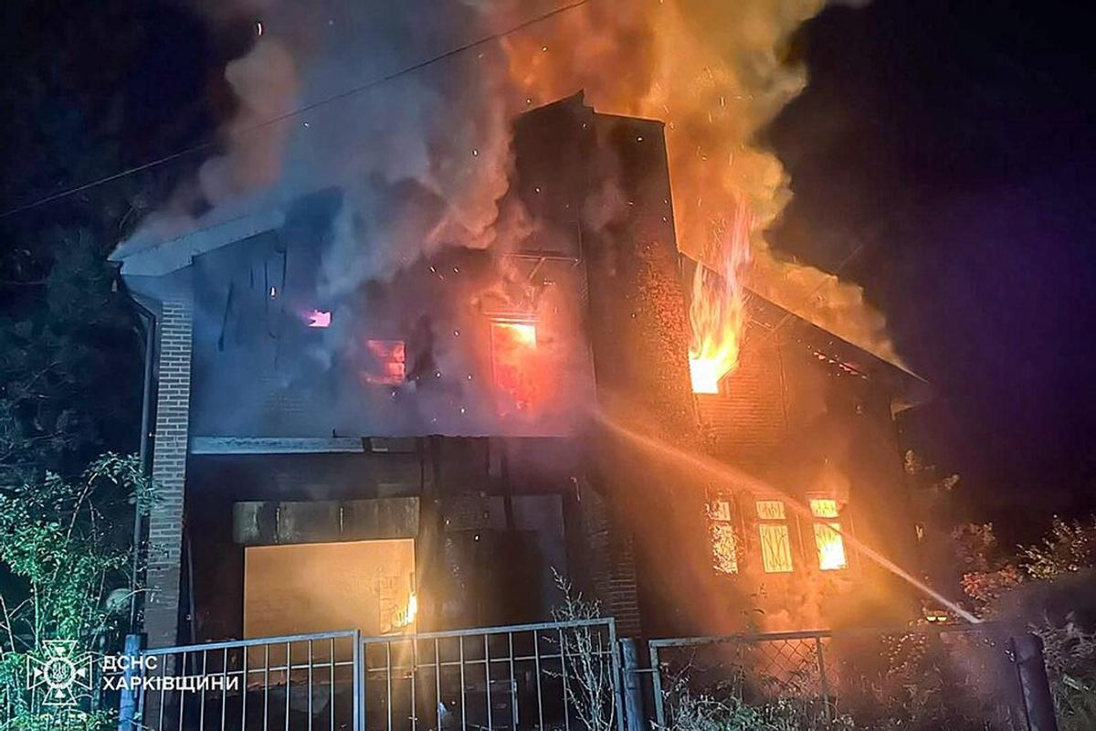 Una casa arde en Járkov, Ucrania, tras el bombardeo ruso que ocasionó por lo menos 14 muertos este domingo.